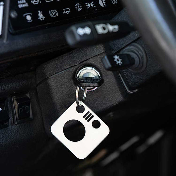 THOSE ICONIC DEFENDER HEAD LIGHTS KEY TAG