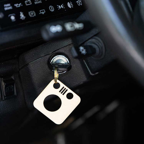 THOSE ICONIC DEFENDER HEAD LIGHTS KEY TAG